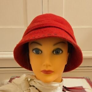 Shihreen red and gray wool bucket hat 👒